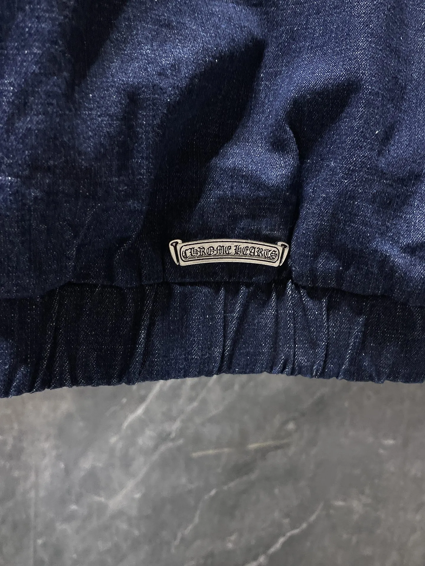 P356 Chrome Hearts customized shirt series, exclusive custom-woven and dyed 100% pure cotton high-weight denim fabric, high-tech washing! Heavy enzyme stone rinse! Original hardware mold opening! ⭐Specially customized front pocket design. This season’s most versatile denim shirt. Suitable for all kinds of outfits and can be worn in all seasons. 🌈Recommended color: denim wash color🌈Code numbers: S, M, L, XL